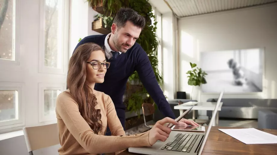 Виц на деня: Секретарка иска увеличение от шефа си