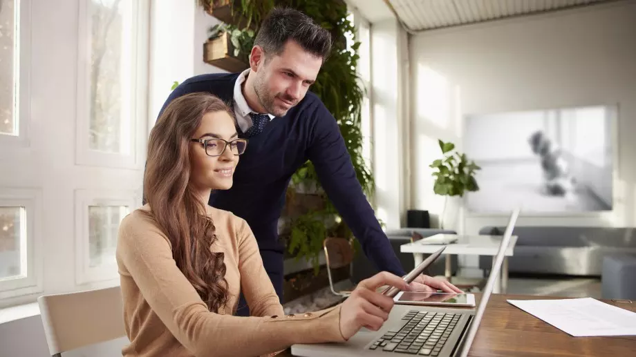 Женски виц за 16 октомври 2023: Блондинка започва работа като секретарка