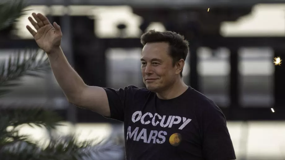 Илон Мъск вече спечели 1 млн. долара от парфюма си "Изгоряла коса"