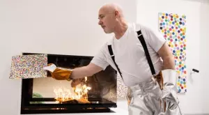 Деймиън Хърст започна да гори свои картини (ВИДЕО)