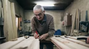 С колко нараснаха пенсиите на работещите пенсионери след служебното преизчисляване?