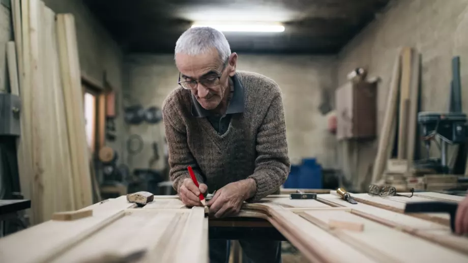 С колко нараснаха пенсиите на работещите пенсионери след служебното преизчисляване?