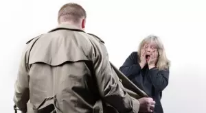 Виц на деня: Ексхибиционист издебнал бабичка в подлеза