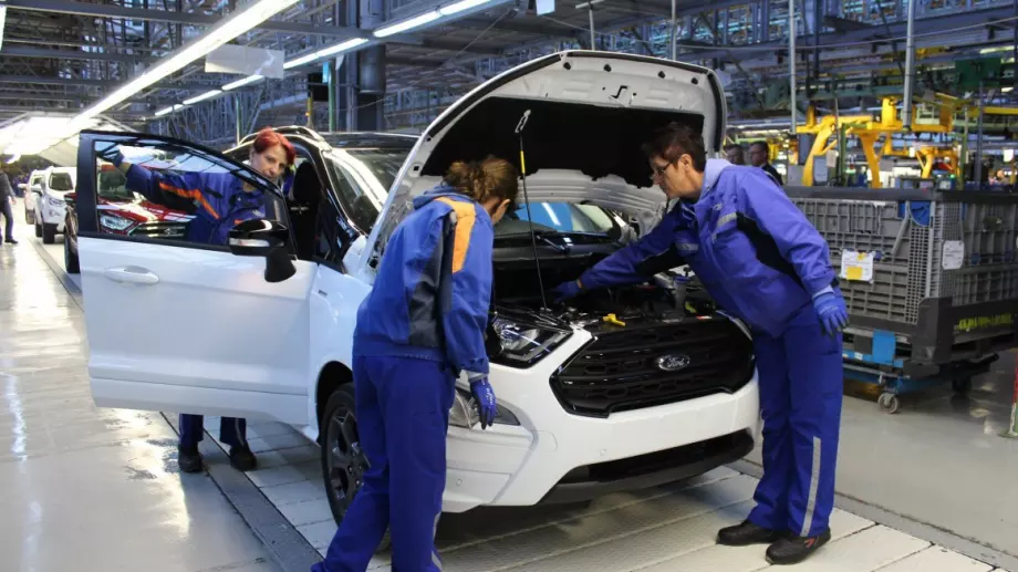 Заводът на Ford в Румъния забавя производство, праща част от работниците си вкъщи