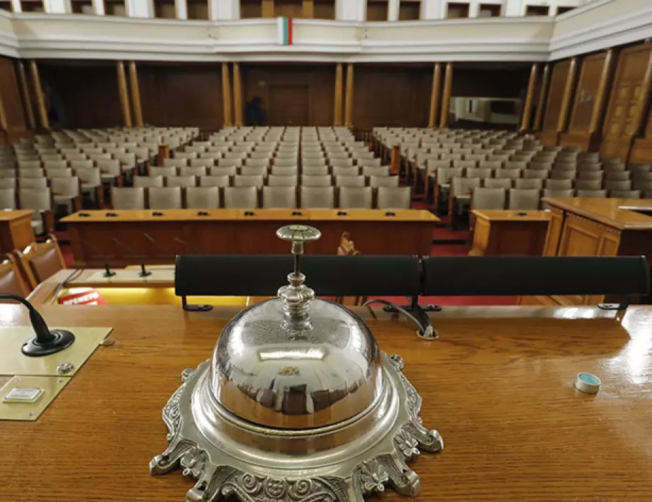 Депутатите няма да изслушват външния министър, поканиха ЦИК