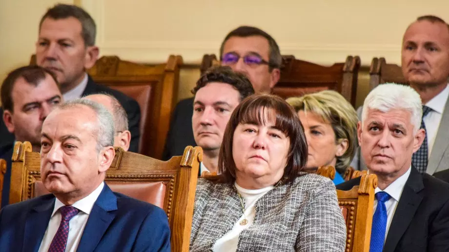 България се оттегля от две международни банки