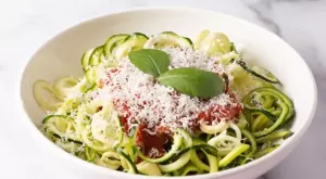 Хитът на лятото: Спагети от тиквички с доматен сос