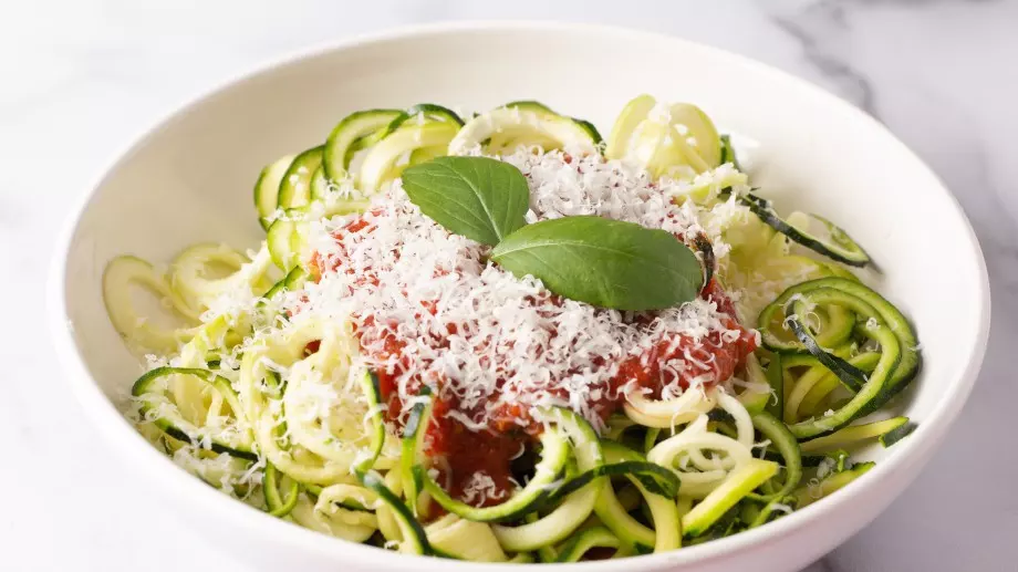 Хитът на лятото: Спагети от тиквички с доматен сос