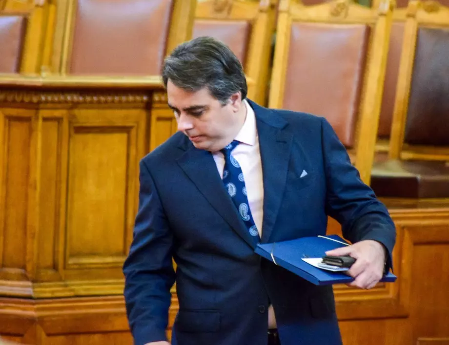Асен Василев иска президентът да се разбърза с мандатите 