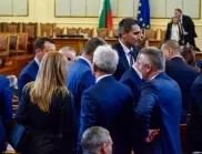 Скандал в парламента: Депутати от БСП излъчват закритото заседание във Facebook (ВИДЕО)