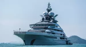 Луксозната яхта на руски олигарх избяга от Хонконг след натиск от САЩ