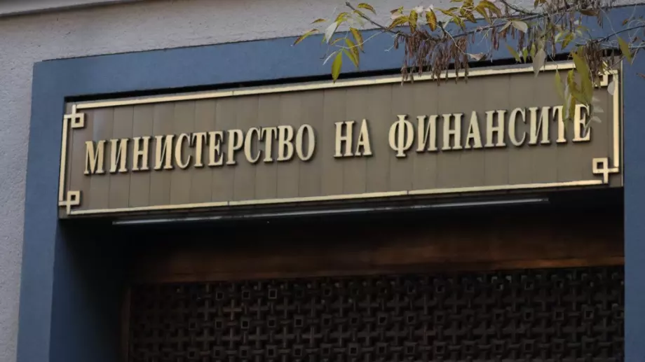 МФ очаква приходите, помощите и даренията по КФП в края на юли да са 37,4 млрд. лева