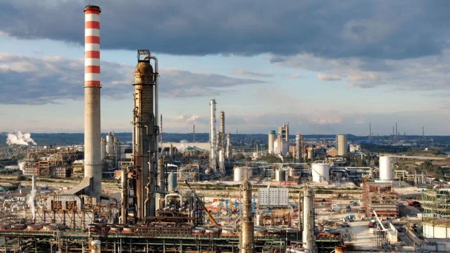 Заради петролното ембарго: "Лукойл" продава рафинерията си в Италия