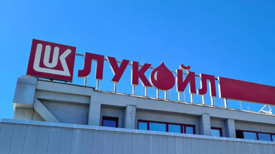 Отпада дерогацията за България за руския петрол, решиха депутатите на първо четене