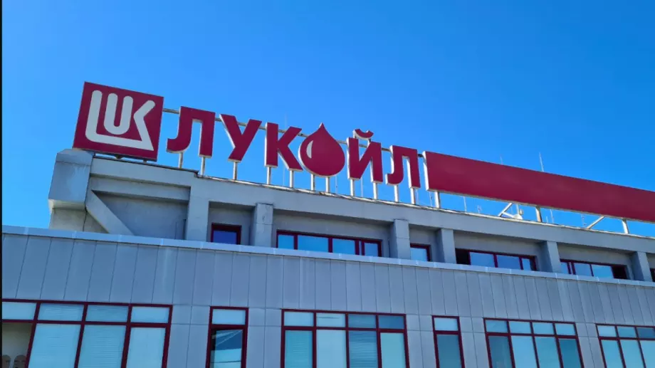 Асен Василев заговори за смяна на собствеността на "Лукойл" у нас