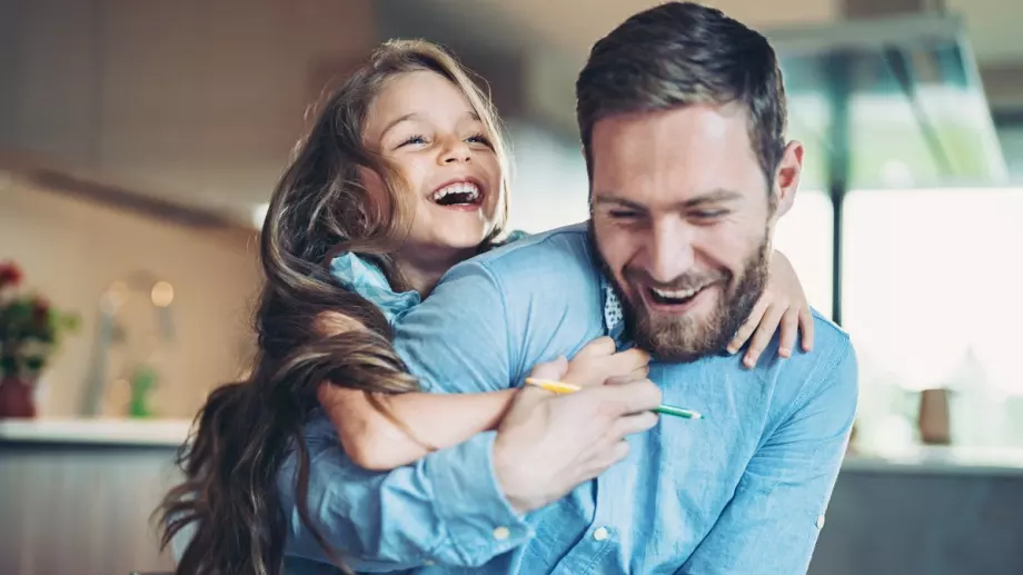 Виц на деня: Баща води 4-годишната си дъщеря на работа