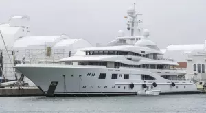 Защо Испания иззе и премести мистериозна яхта на руски олигарх