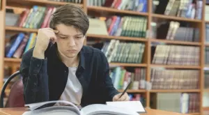 Виц на деня: Студент го късат на изпита, как се измъкнал