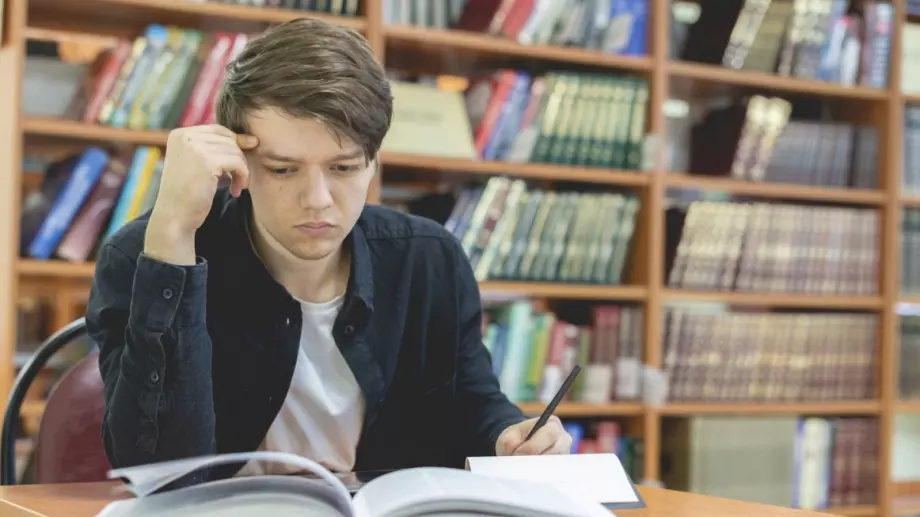 Виц на деня: Студент го късат на изпита, как се измъкнал