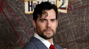 Хенри Кавил за първи път се появи с приятелката си на червения килим (СНИМКИ)