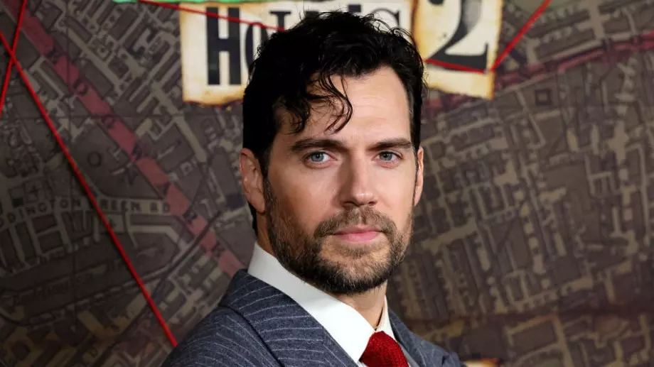 Хенри Кавил за първи път се появи с приятелката си на червения килим (СНИМКИ)