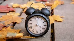 Местим стрелките на часовника с час назад 