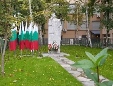 Плевен чества Деня на народните будители пред паметника на Иван Вазов