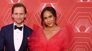 Том Хидълстън стана баща за първи път