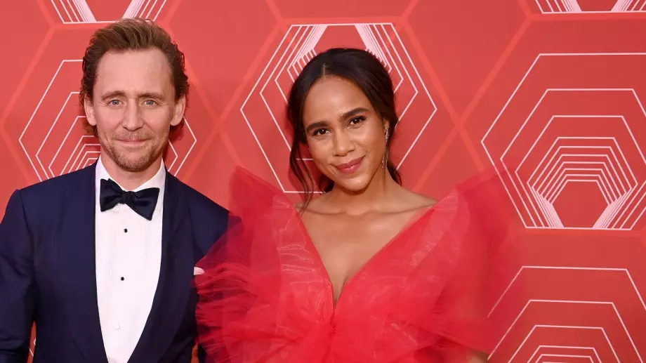 Том Хидълстън стана баща за първи път