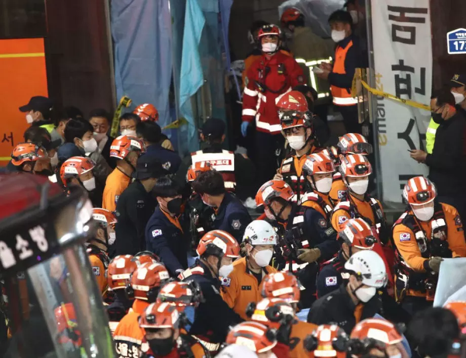 Арестуваха двама полицаи за трагедията навръх Хелоуин в Сеул