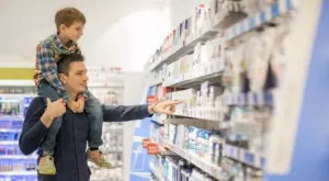 Виц на деня: Баща води момчето си в аптеката