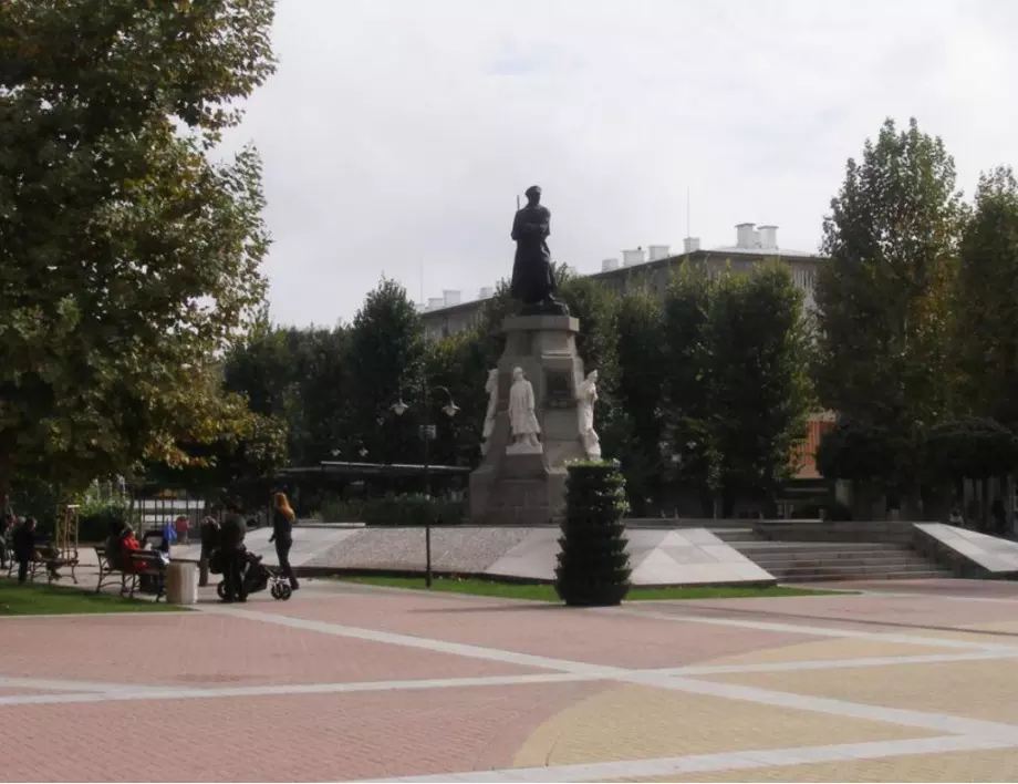Паметникът на Незнайния войн в Хасково осъмна без глава