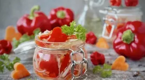 Имате нужда от червени чушки и зеле, за да си направите тази туршия