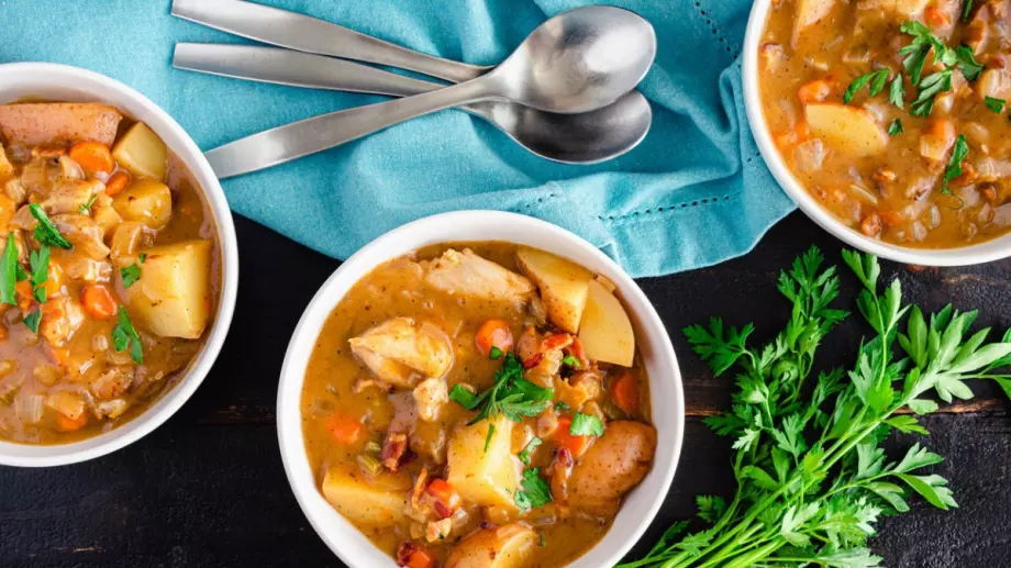 Яхнийка с картофи и грах