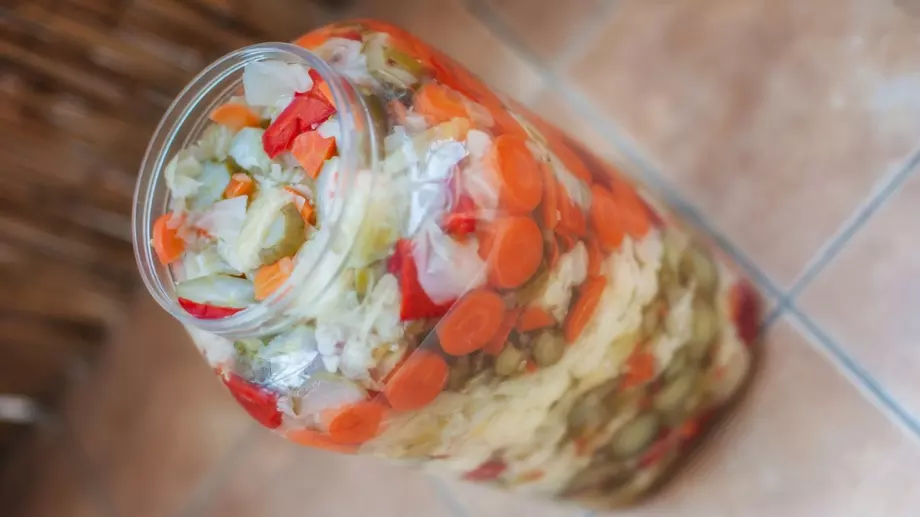 Баба ми каза, че така зимната туршия става най-хубава 