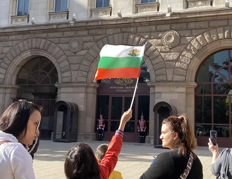 Десетки наблюдаваха тържествената смяна на караула за Деня на будителите (СНИМКИ и ВИДЕО)