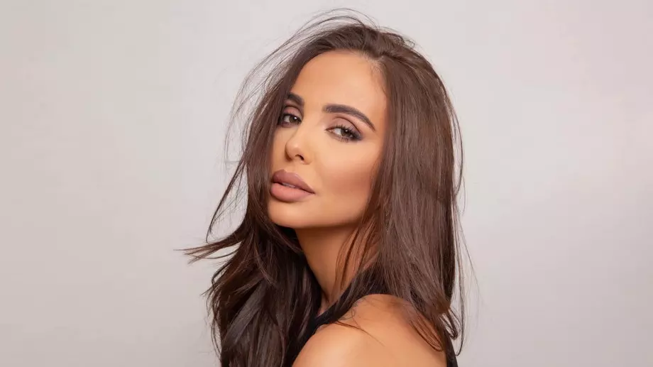 12-годишната дъщеря на Ни Ло празнува рождения си ден в нощен клуб (СНИМКА)