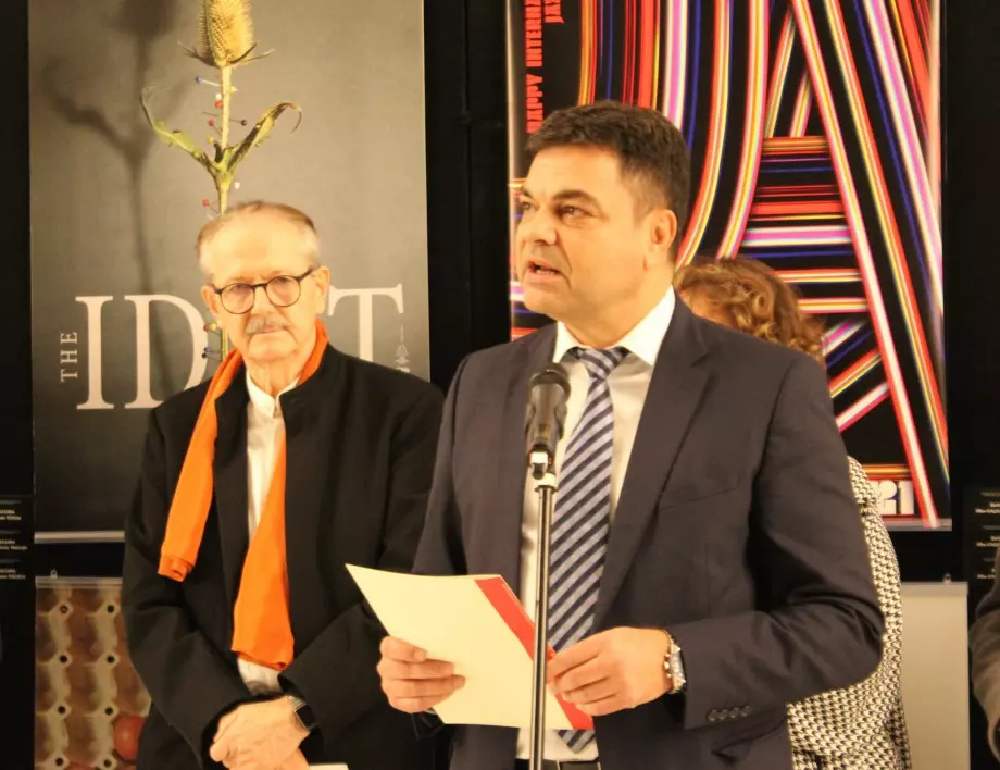 Кметът на Димитровград Иво Димов връчи награда за български автор в Международното триенале на сценичния плакат 2022 (СНИМКИ)