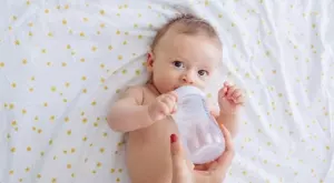 Колко вода трябва да давате на бебето
