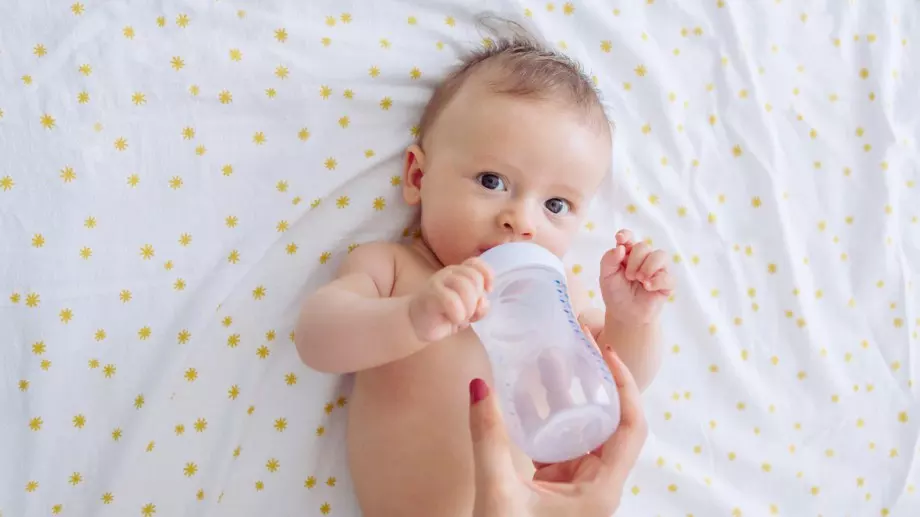 Колко вода трябва да давате на бебето