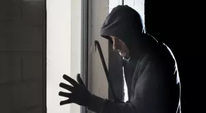 Виц на деня: Гей крадец бяга от затвора и влиза в дома на млада двойка