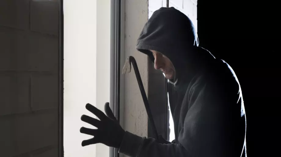 Виц на деня: Гей крадец бяга от затвора и влиза в дома на млада двойка