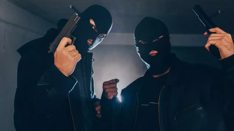 Виц на деня: Жестоките мутри Сульо и Пульо и думите на свещеника