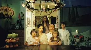 Изложба проследява сложната връзка между родители и техните деца