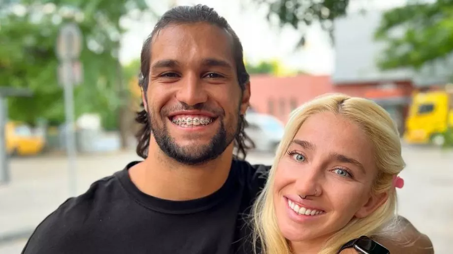 Риалити звездите Сами и Мила показаха новородения си син (СНИМКИ)