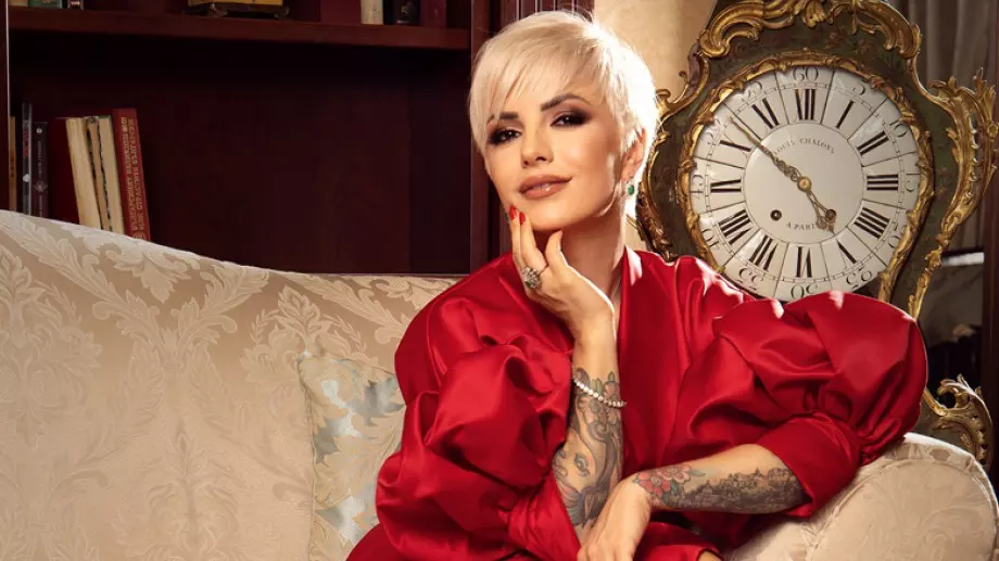 Няма да познаете, че това е Поли Генова (СНИМКИ + ВИДЕО)