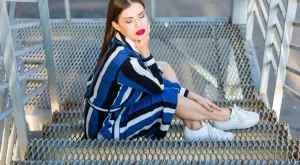 4 идеи за есенни офис визии с бели кецове