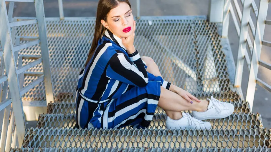 4 идеи за есенни офис визии с бели кецове