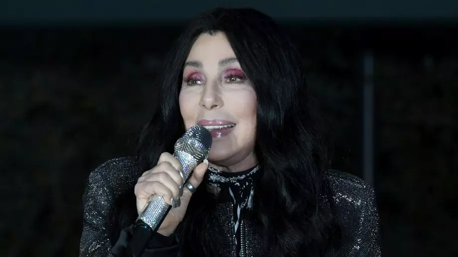 76-годишната Шер залюби 36-годишен (СНИМКИ)