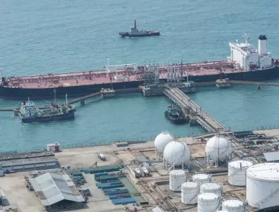 Иран учи Русия на трикове за заобикаляне на петролните санкции